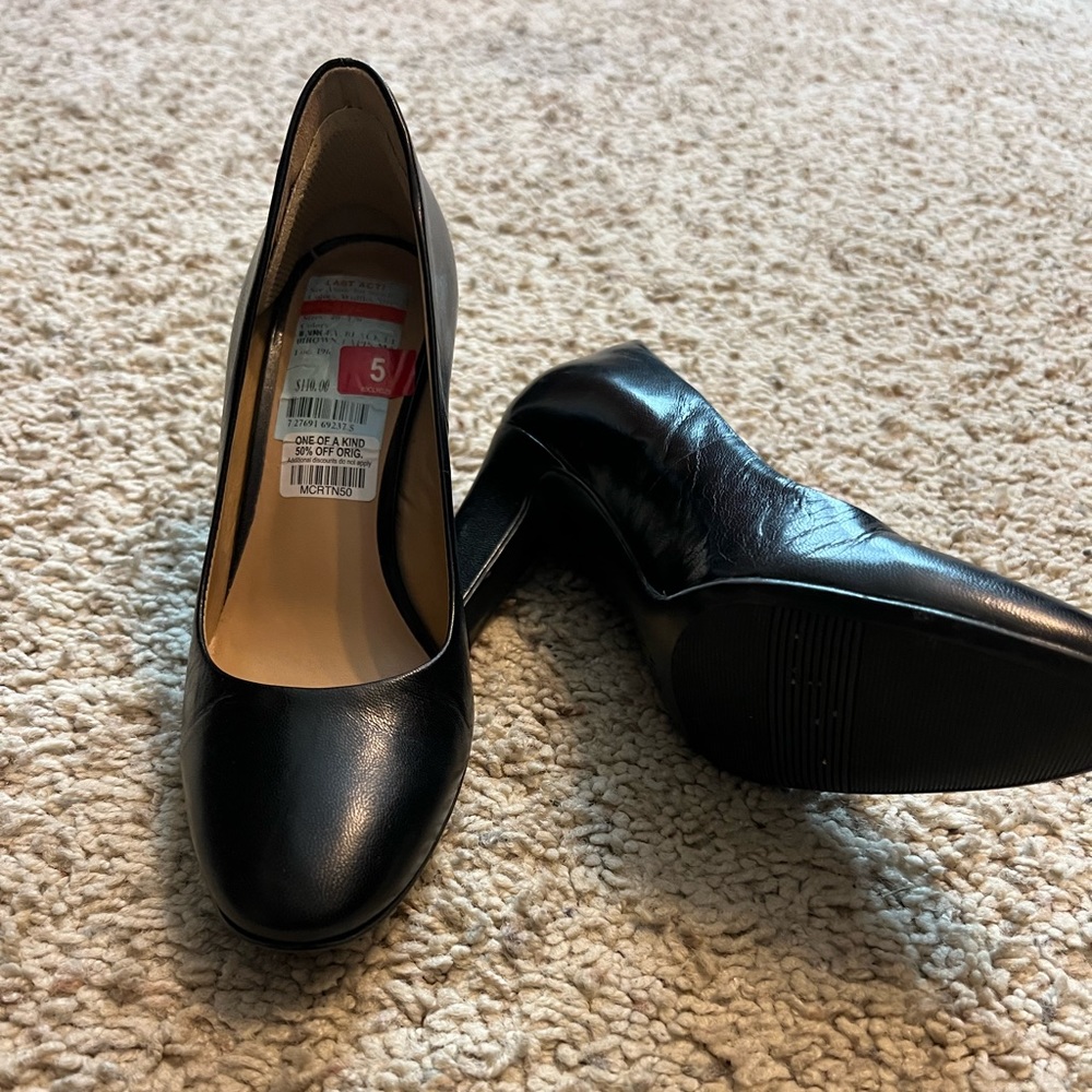 Naturalizer Back heels size 5